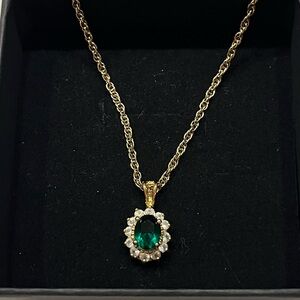 Gorgeous gold tone necklace with green pendant